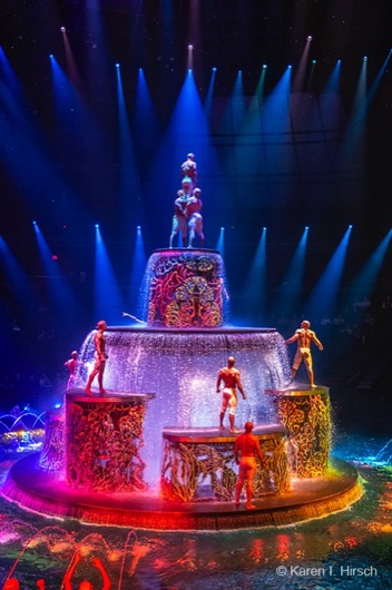 Platform that looks like a cake populated by male figures